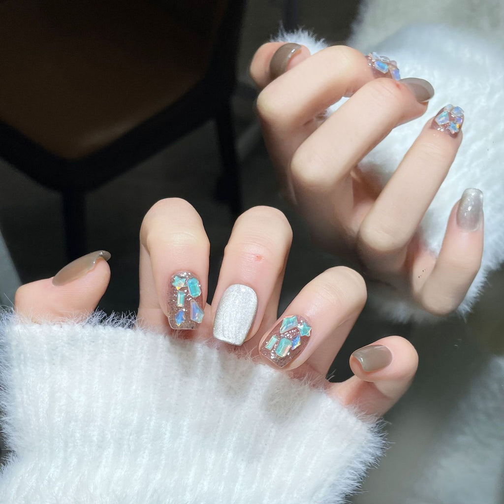 Ditch the salon! Match Nails Feline Frost - cat eye clear cool glossy false nails for a dazzling New Year's Eve look.