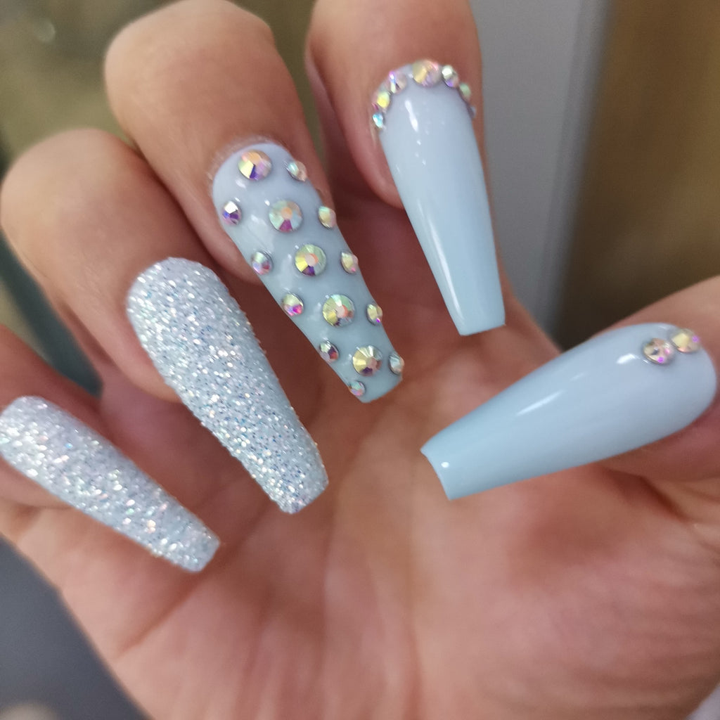 Match nails ocean dream: long blue coffin stud nails with glitter