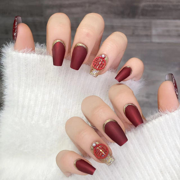 Celebrate in style! Match Nails New Year's Detachable Fake Nails offer festive colors and comfortable wear for a flawless New Year's Eve manicure.