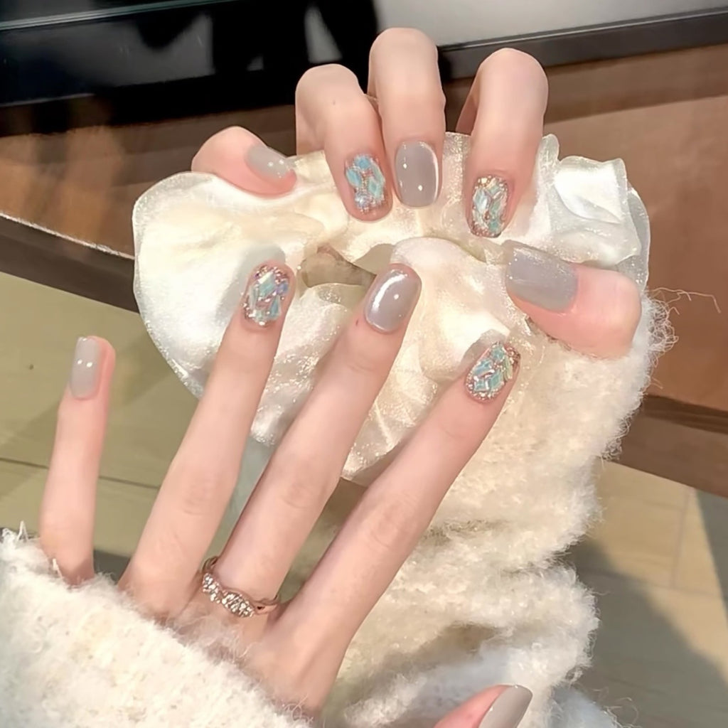 Match Nails Feline Frost: Effortless New Year's glam with mesmerizing cat eye clear cool glossy false nails.